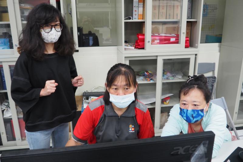 老師指導學員AI軟體