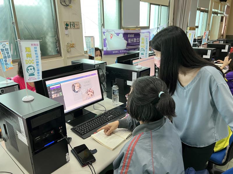 講師指導學員進行畫面調整