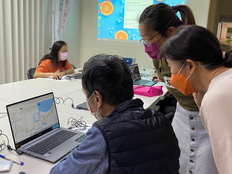 學員練習操作如何將 Google My Map 資料匯出，再匯入、結合至 Google Earth 裡。