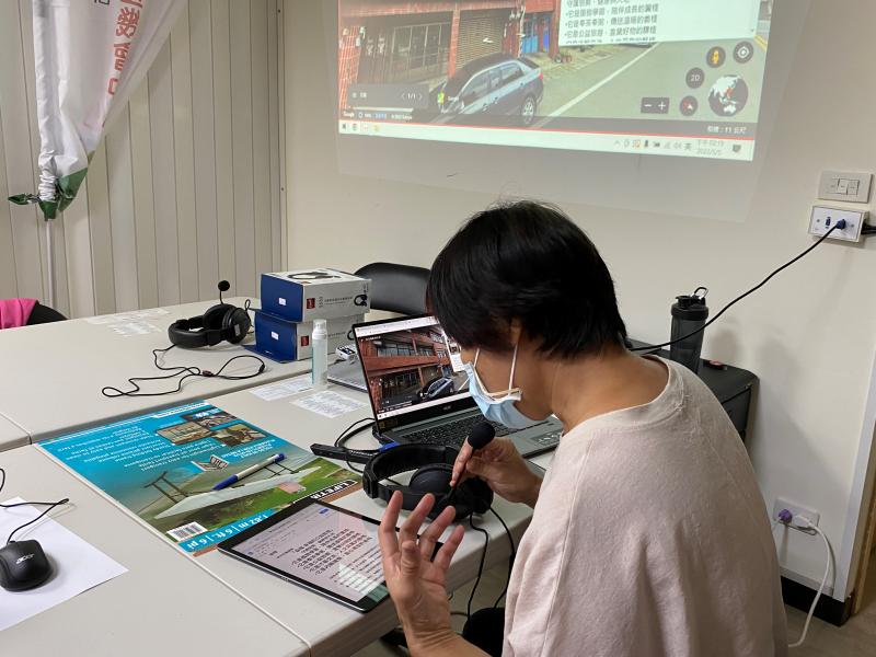 大家輪流練習一邊操作 Google 地圖街景功能，以及搭配口白，錄製數位導覽影片。