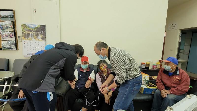 老師幫忙阿公阿嬤測試身心狀態