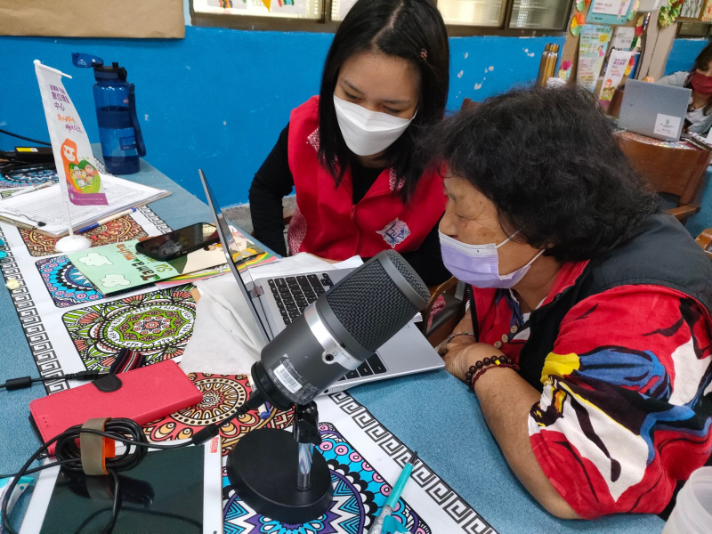 學員運用多媒體器材感覺很專業