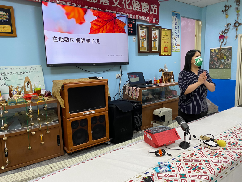 開始講述ppt囉!講師及學員都很專注呦