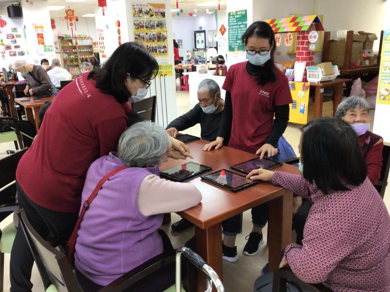 志工協助長者上課學習