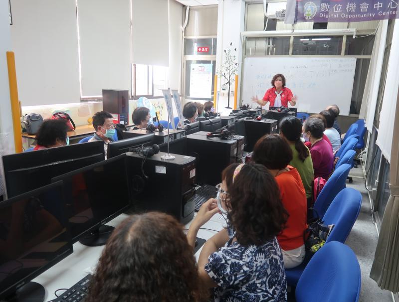 陳麗文老師向學員講述健康管理的重要性及如何實踐?進而守護健康成功的達成健康老化目標。