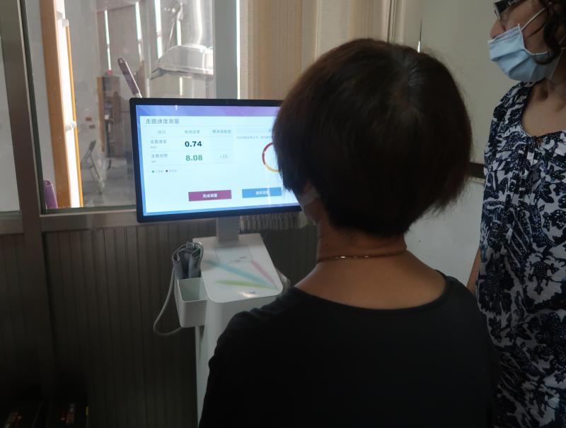 林文綉助教帶領學學員做健康檢測了解自已的健康狀況。