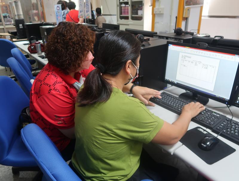 應用數位科技健康寶貝機所檢測的數據，由陳麗文老師帶領學員做健康管理表單進而監測自已的健康狀況。