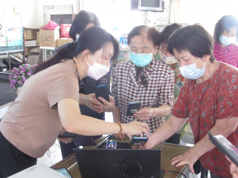 銀髮族手拿手機,完全無礙!努力把握住每次學習的機會!