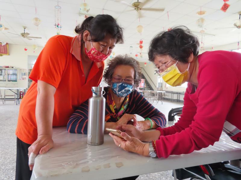 原來canva式簡報軟體,比ppt好用唷!趕快來試一下!