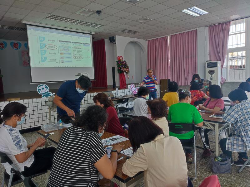 講師帶領著學員一步一步的操作預約掛號系統