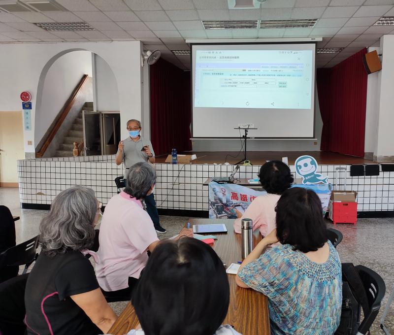 講師介紹實用的民眾用藥諮詢服務,學員專心聆聽