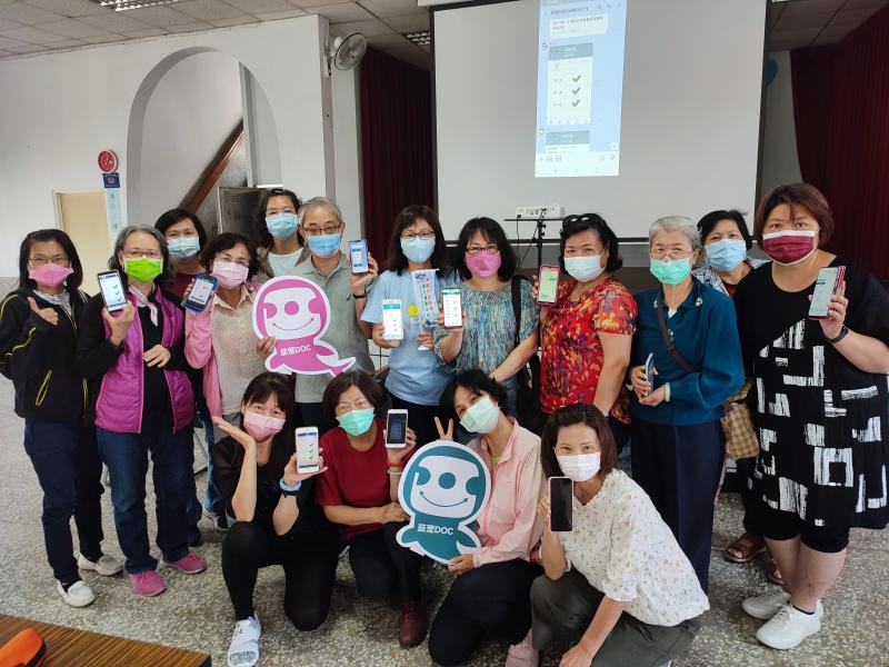 講師和學員開心的show出施打疫苗結果