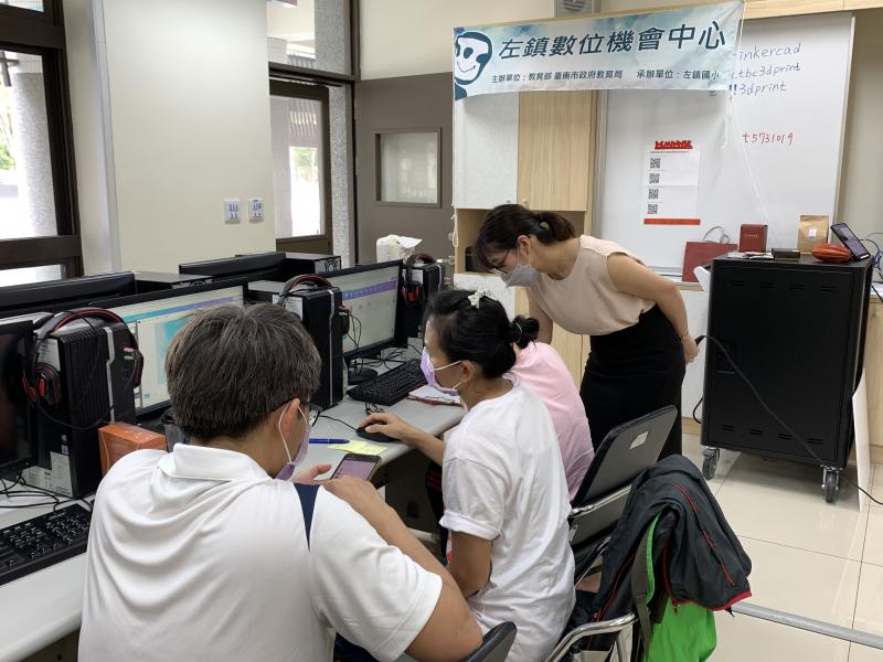 學員們非常認真的操作和提問