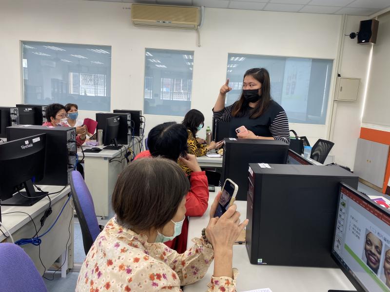 講師教大家美圖秀秀的功能