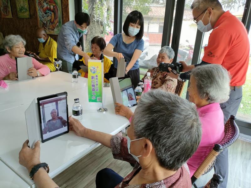 這群阿公、阿嬤第一次用3C產品玩自拍，用APP修圖軟體把自己的照片修的美美的