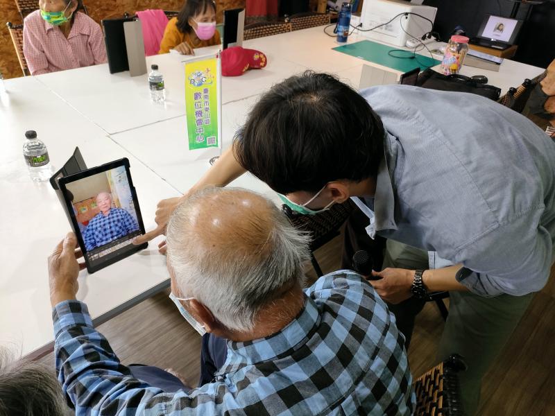 講師在旁用心指導學員，使用美圖秀秀修圖軟體來美化照片