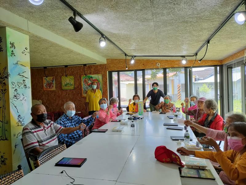 印出各自設計好的照片，大家開心完成專屬的鑰題圈~