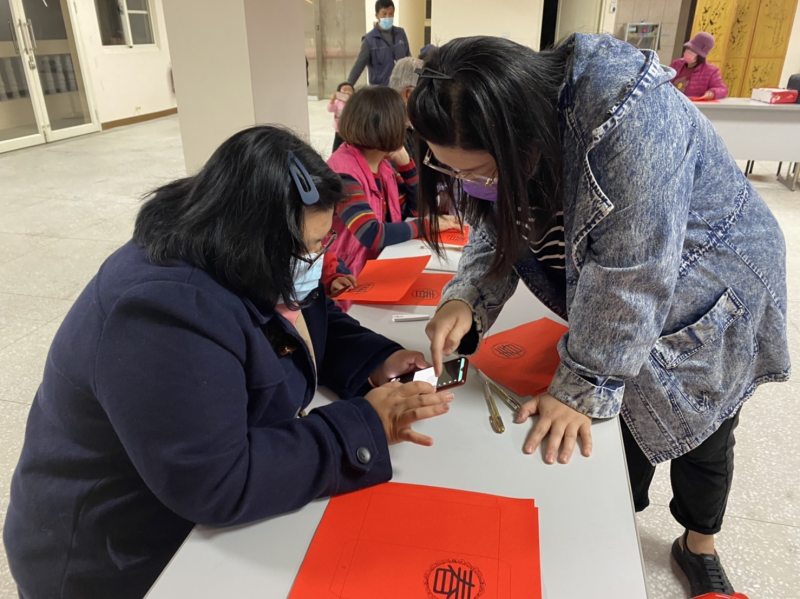 為自己的紅包袋加入吉祥話、吉祥物，使作品充滿年味。