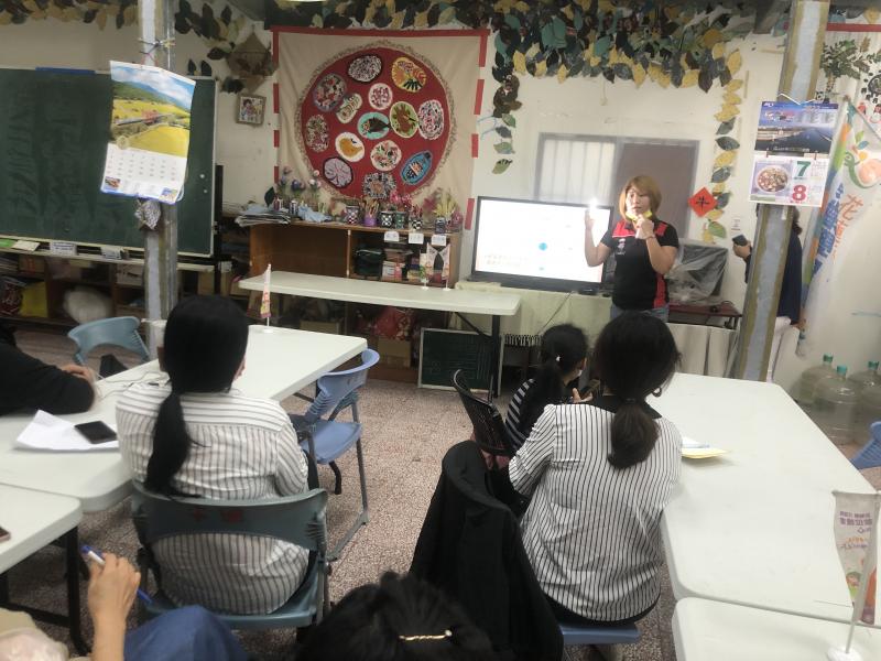 講師正在介紹拍照時打光的角度