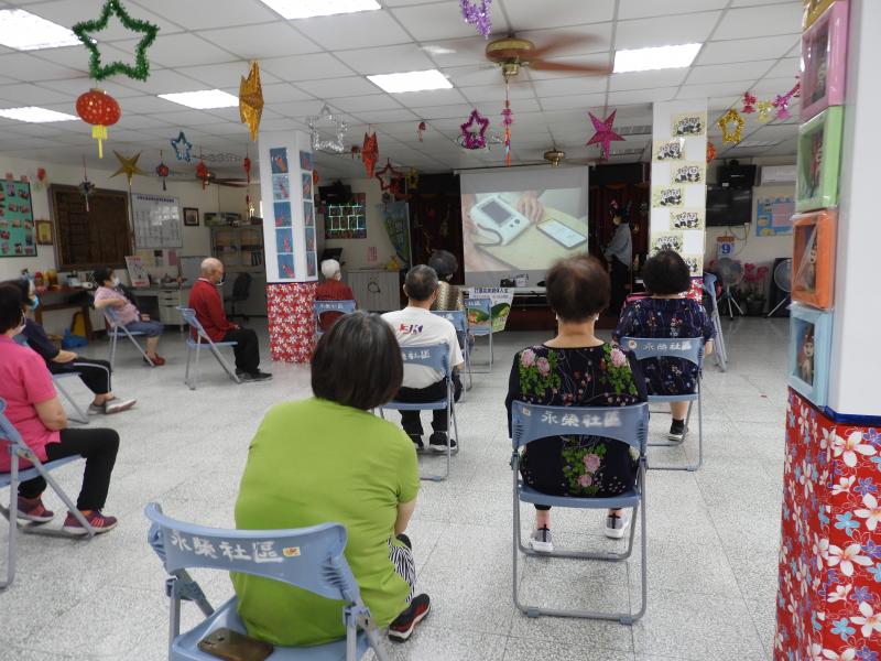 長輩們很認真地上課，合照。