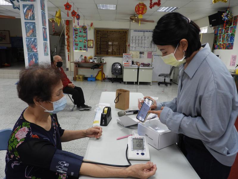 講師說明也實際操作給學員看。