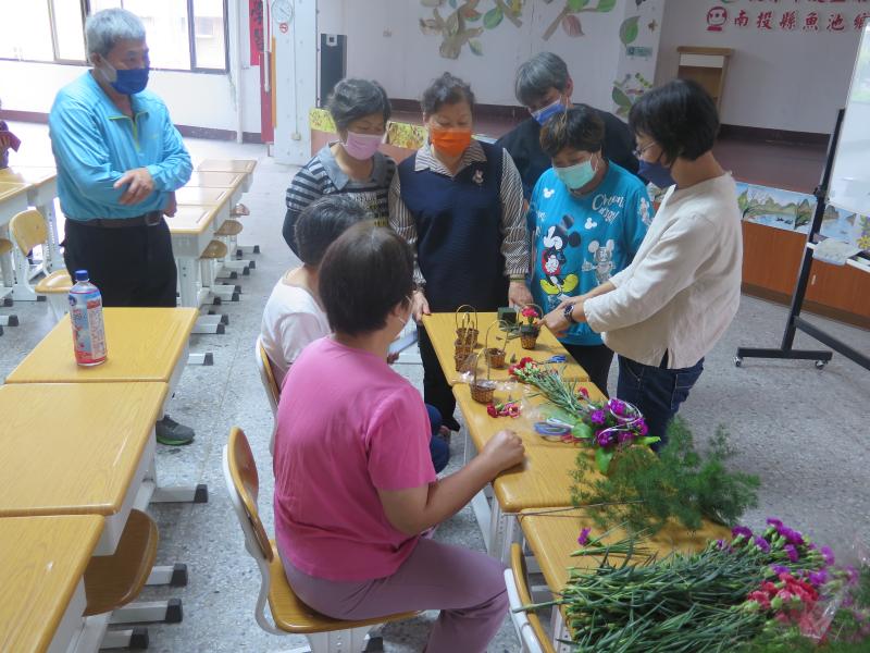 學員開心的跟老師認識植物，發覺數位學習是一種幸福享受，內心充滿歡喜，臉上掛滿幸福。