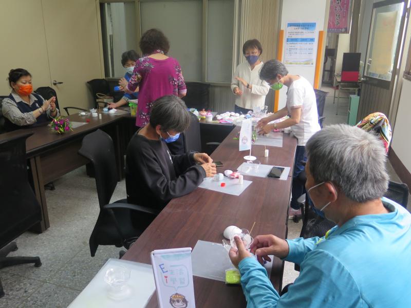 用花材製作蛋糕祝賀全天下的媽媽母親節快樂。