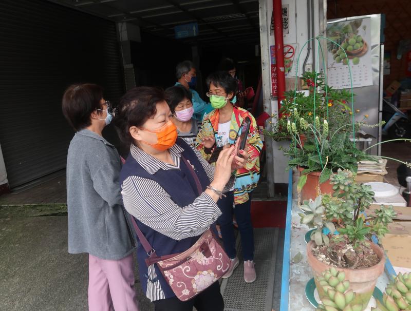 老師帶領學習到戶外教學，應用APP去辨識植物，並了解其用途，進而達成數位學習生活化目標。