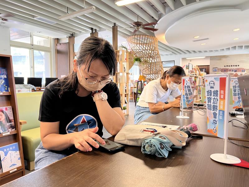 製作一組辦公室貼圖，使用同事日常照片，透過貼圖傳遞與同仁增近情感。