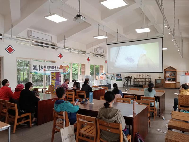 學員很認真的聽講師講課