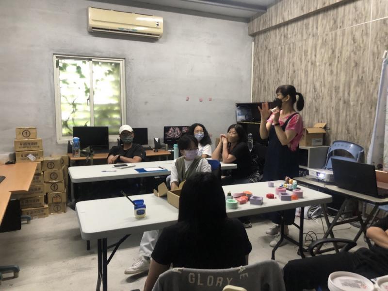 講師正在講解翻模時的注意事項