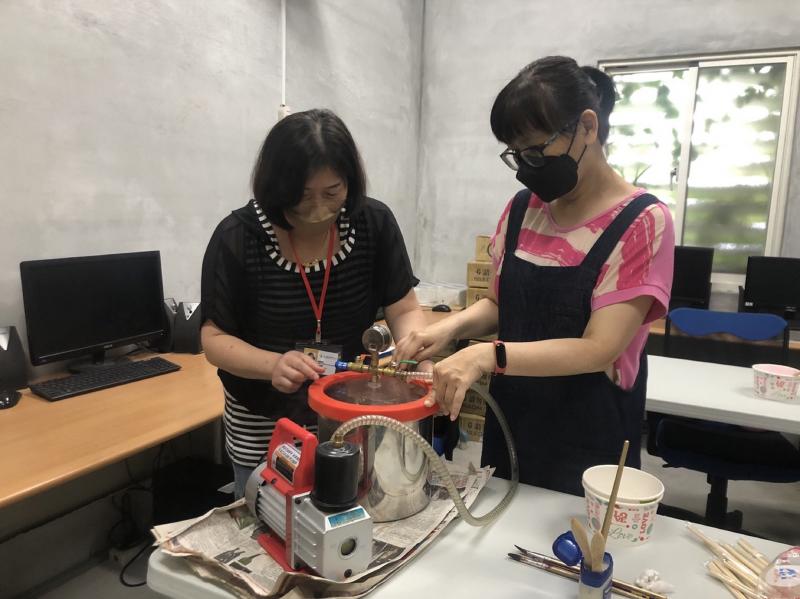 講師正在示範真空機如何使用