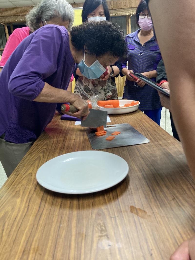 學員將所學用手機照片拍照作記錄