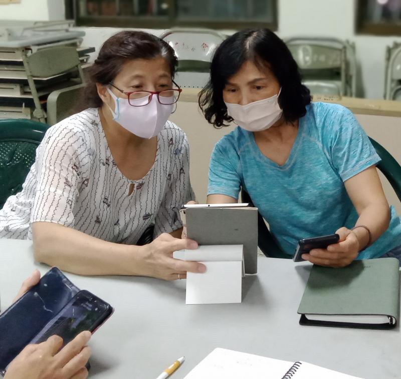 學員們互相討論