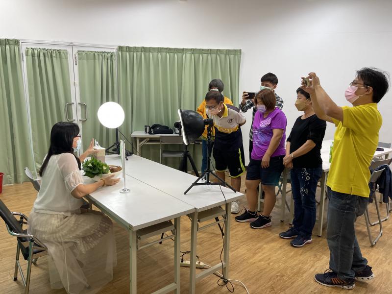 講師指導學員練習中