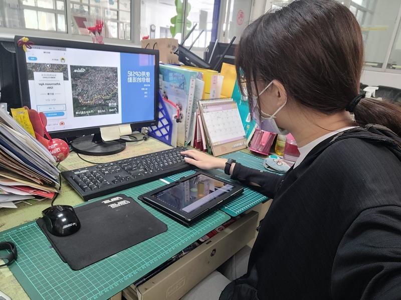 老師在電腦前教學數位足跡app