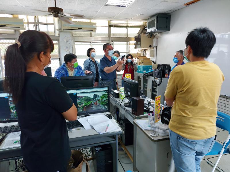 賴騏濬老師於月津國小電腦教室教導學員手機攝影運鏡手法