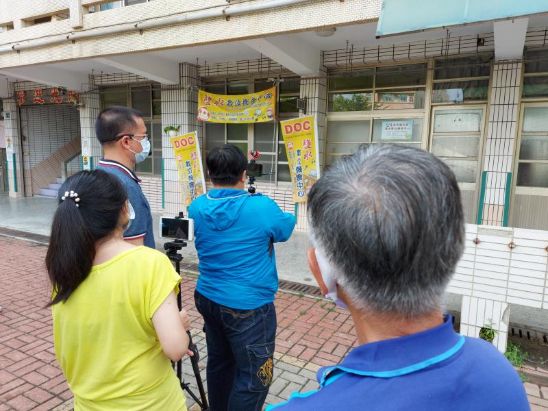 賴騏濬老師與學員於DOC教室前實際演練手機拍攝及運鏡