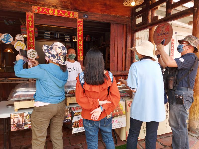 賴騏濬老師與學員走訪橋南老街進行實地拍攝