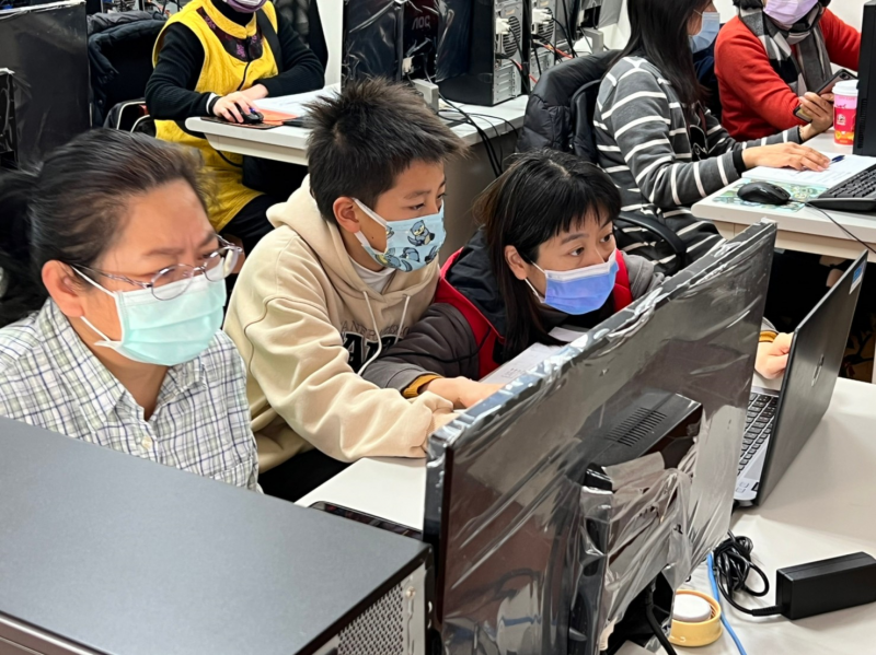 指導旁邊的大學員