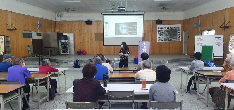 老師說明3D列印筆如何運筆操作上課畫面.