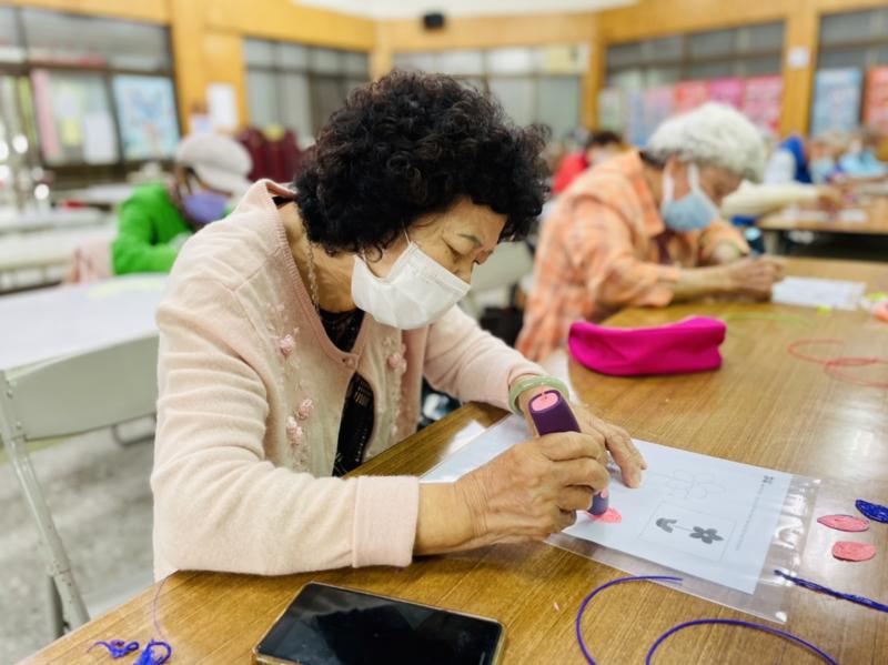 學員上課認真、專注於圖片繪畫情形.