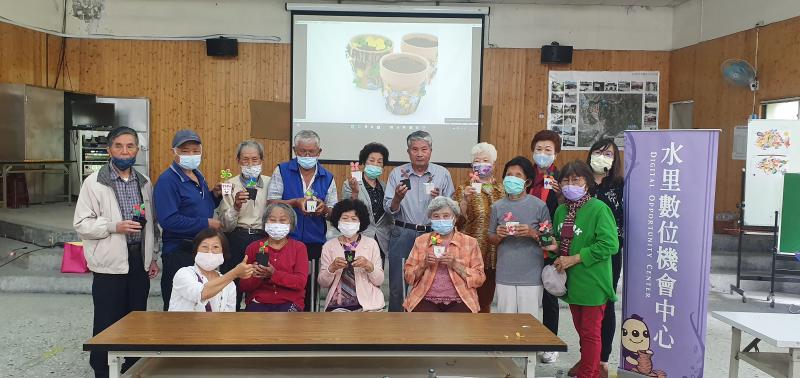 大家拿起成果作品與老師拍張合照留下美好學習記錄.