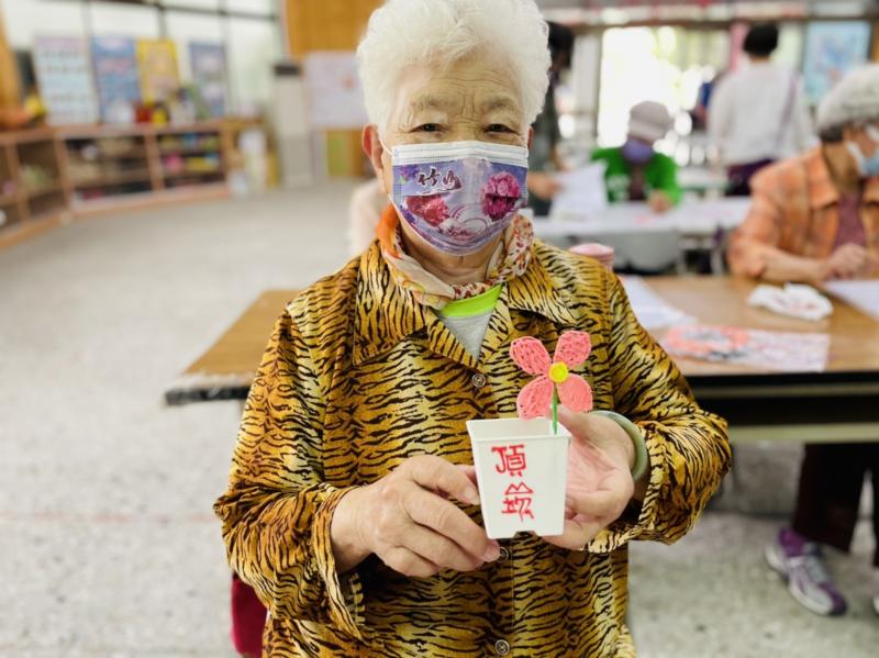 學員開心展現學習成果作品_頂崁這兩個字夠創意.