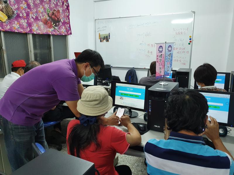 講師協助學員認識電腦硬體相關設備及電腦系統基本安裝