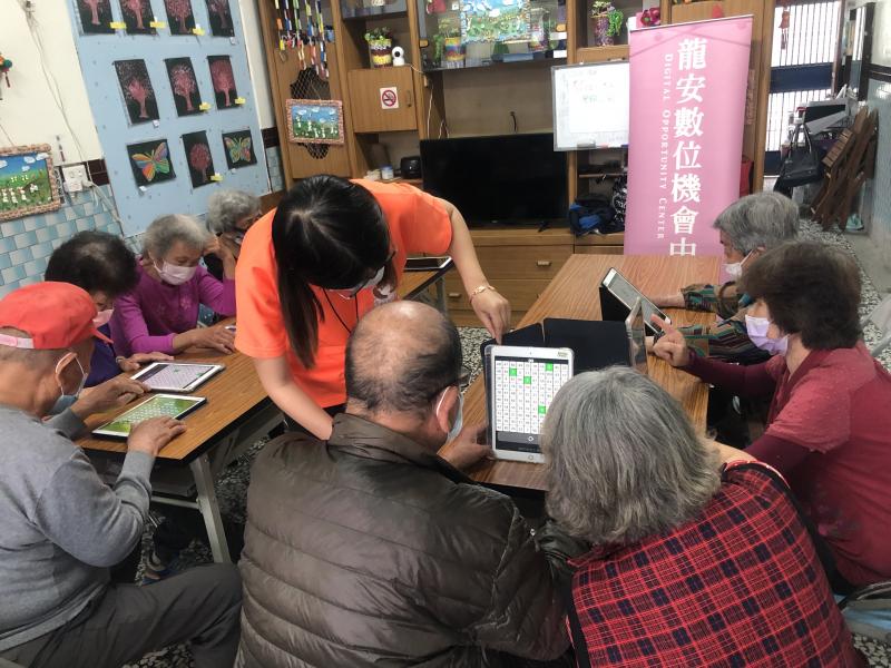 老師協助學員使用平板