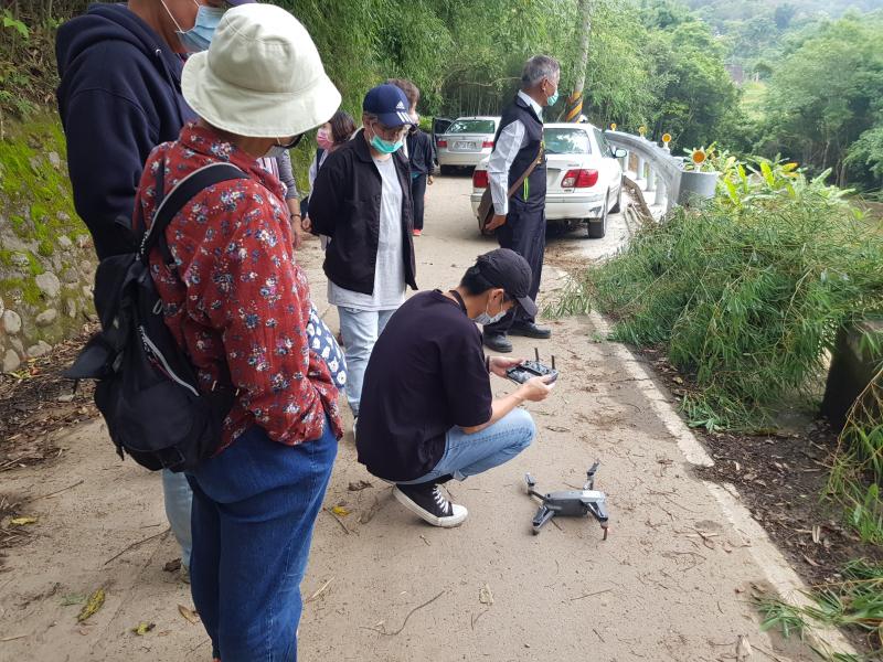 老師講解空拍機操作