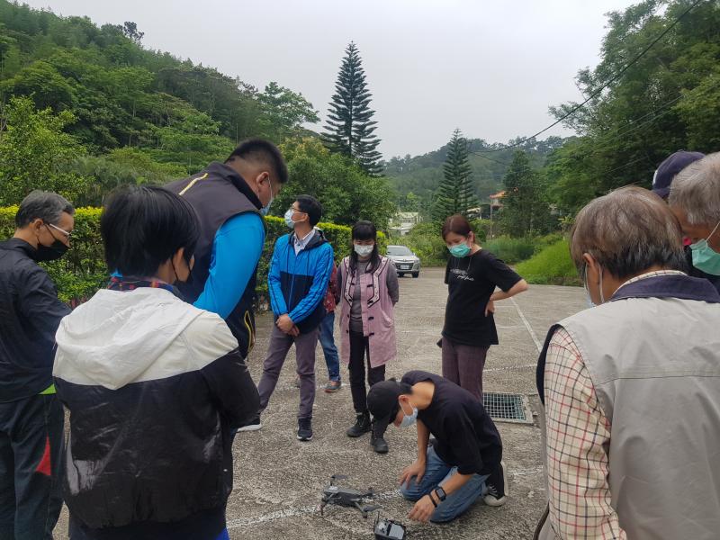 老師講解操控空拍機