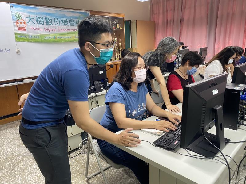 學員學習有困難，講師及駐點針對學員做一對一的說明