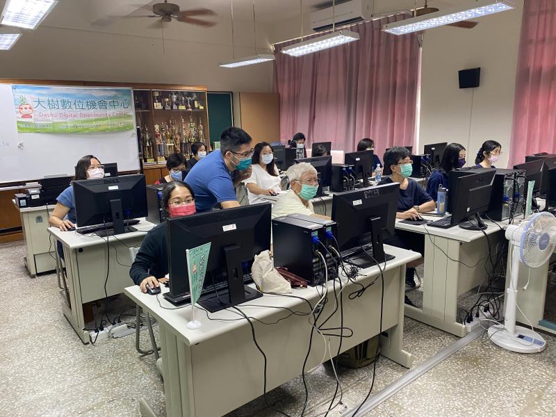 大家都很認真的練習操作Canva線上軟體